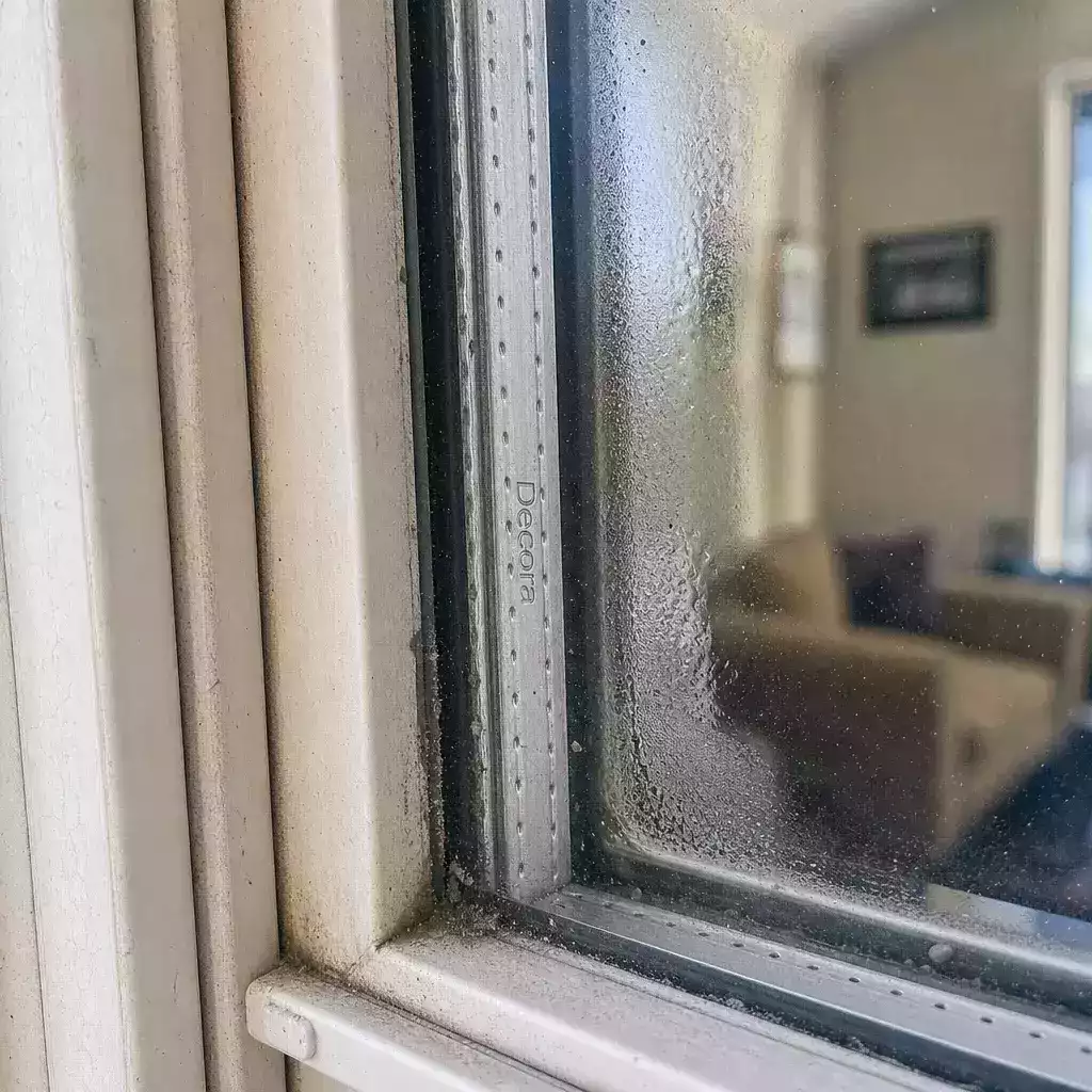 What Your Window Labels Tell You: Why 2000s Builder-Grade Decora Windows Are Failing Now